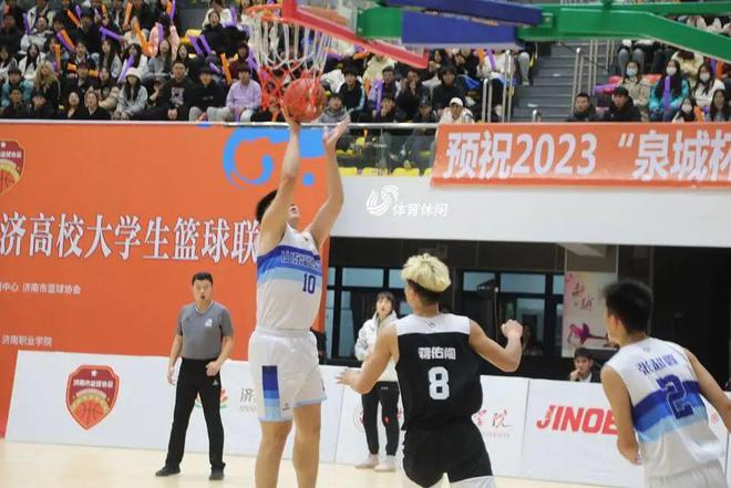 最强NBA是一款经由NBA正版授权、腾讯代理的实况篮球竞技手游，游戏采用了全新的虚幻4引擎打造，专业的AI动捕引擎，拥有精致的3D游戏画面，豪华球星阵容悉数登场，玩家可以组合搭配自己喜欢的阵营，开启一场高强度NBA对抗，旨在为玩家带来流程、炫酷的游戏体验，今天小编为大家带来了这款游戏的无限点券修改版，该版本经过贴吧大佬内部修改，玩家上线即可免费获得无限量点券，付费道具和球员买买买！喜欢的小伙伴千万不要错过哦。