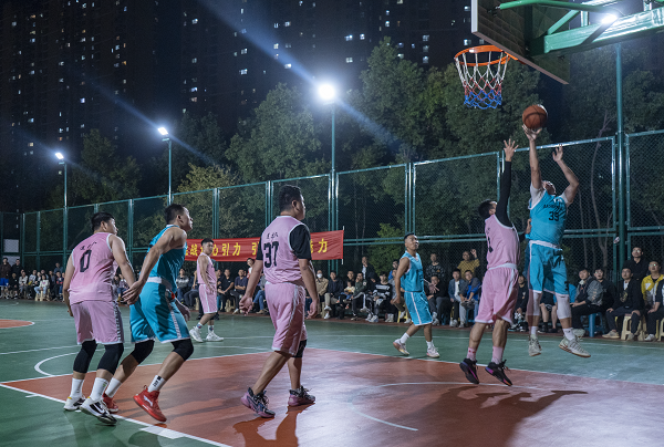 最强NBA是一款经由NBA正版授权、腾讯代理的实况篮球竞技手游，游戏采用了全新的虚幻4引擎打造，专业的AI动捕引擎，拥有精致的3D游戏画面，豪华球星阵容悉数登场，玩家可以组合搭配自己喜欢的阵营，开启一场高强度NBA对抗，旨在为玩家带来流程、炫酷的游戏体验，今天小编为大家带来了这款游戏的无限点券修改版，该版本经过贴吧大佬内部修改，玩家上线即可免费获得无限量点券，付费道具和球员买买买！喜欢的小伙伴千万不要错过哦。